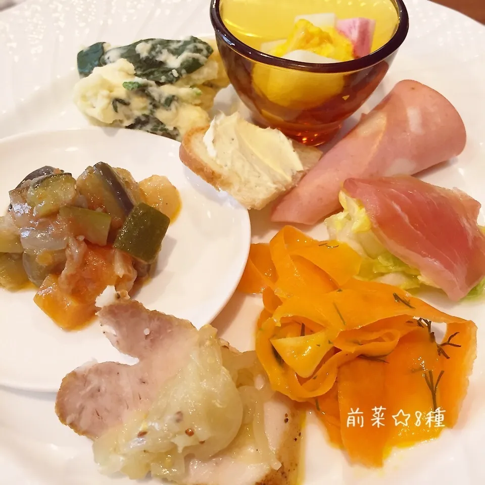 Snapdishの料理写真:＊前菜☆8種も(*^^*)＊|ultramarineさん