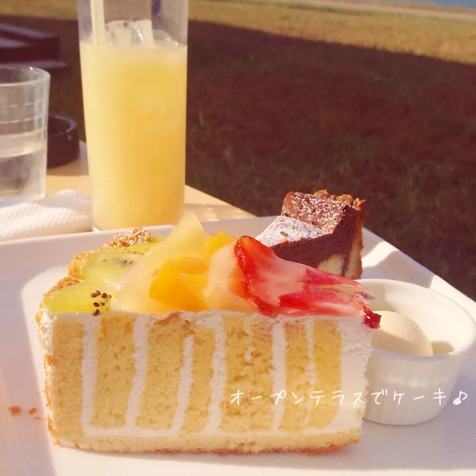 Snapdishの料理写真:＊オープンテラスでケーキ＊|ultramarineさん