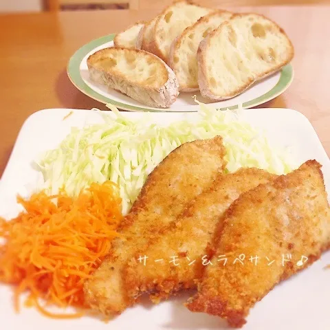 Snapdishの料理写真:＊サーモンフライ＆ラペのサンドでブランチ♪＊|ultramarineさん