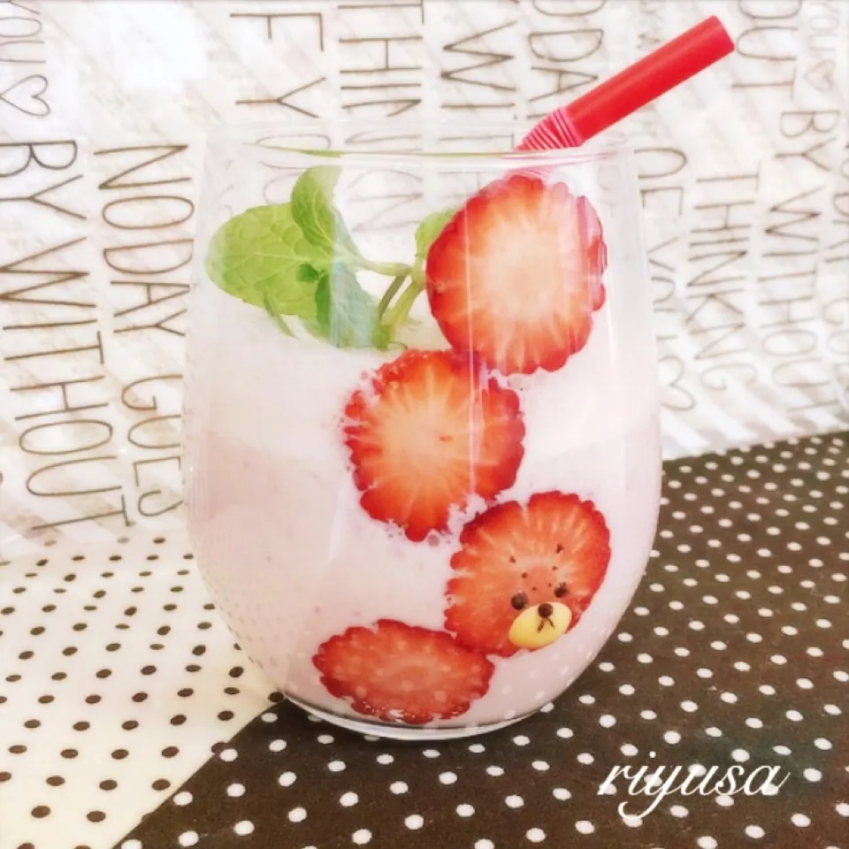 Snapdishの料理写真:アイス使って♥旨すぎて一気飲み♥いちごシェイク|riyusaさん