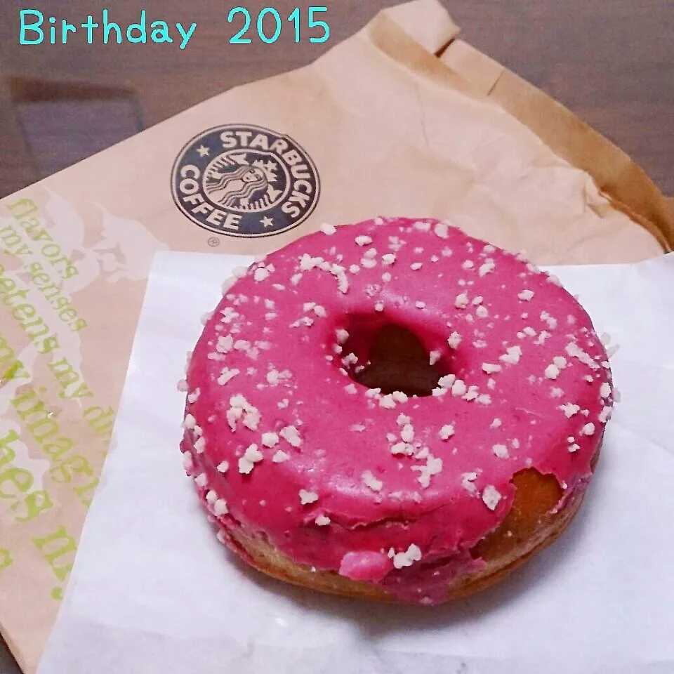 Snapdishの料理写真:今年の誕生日は…ｽﾀﾊﾞのラズベリークリームドーナツ´`*|kiiさん