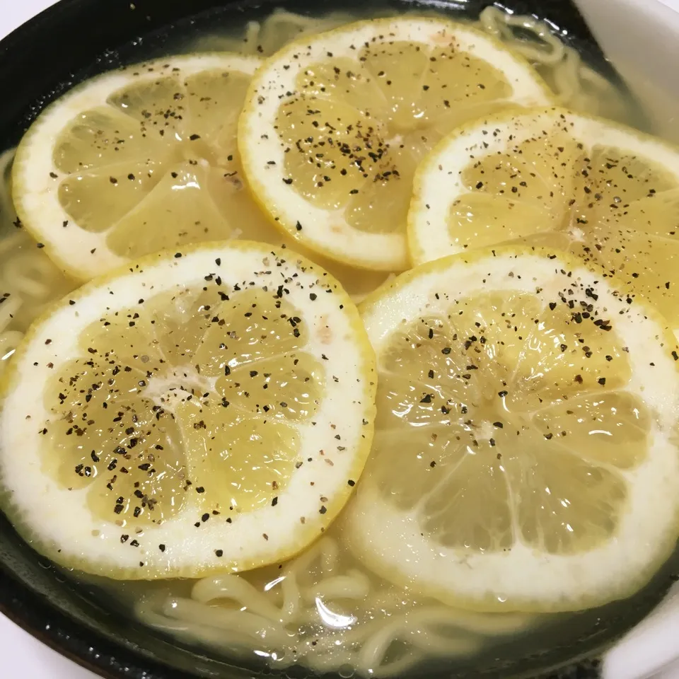 Snapdishの料理写真:塩レモンラーメン🍜🍋|まちゃこさん