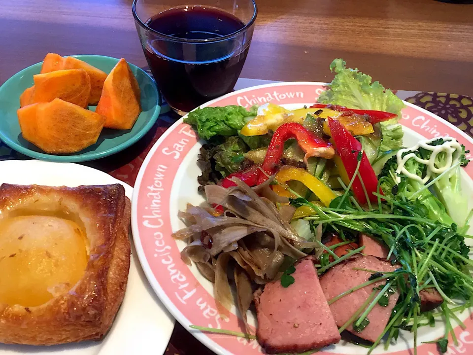 土曜日の朝ごはん
焼き豚と豆苗の炒め物、きんぴらゴボウ、サニーレタス、パプリカ、きゅうり、ブロッコリー、りんごパイ、柿、グレープジュース|かよちゃんさん