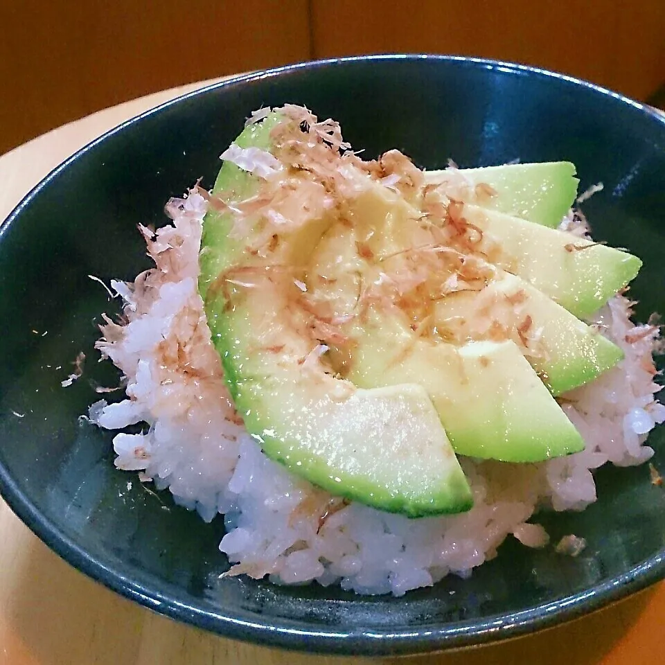 Snapdishの料理写真:アボカドおかか丼|mi_neneco♪さん