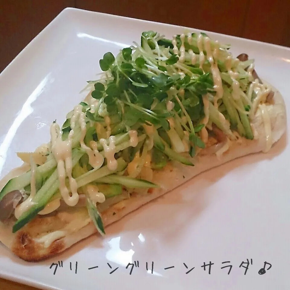 Snapdishの料理写真:グリーングリーンサラダonナン|mi_neneco♪さん