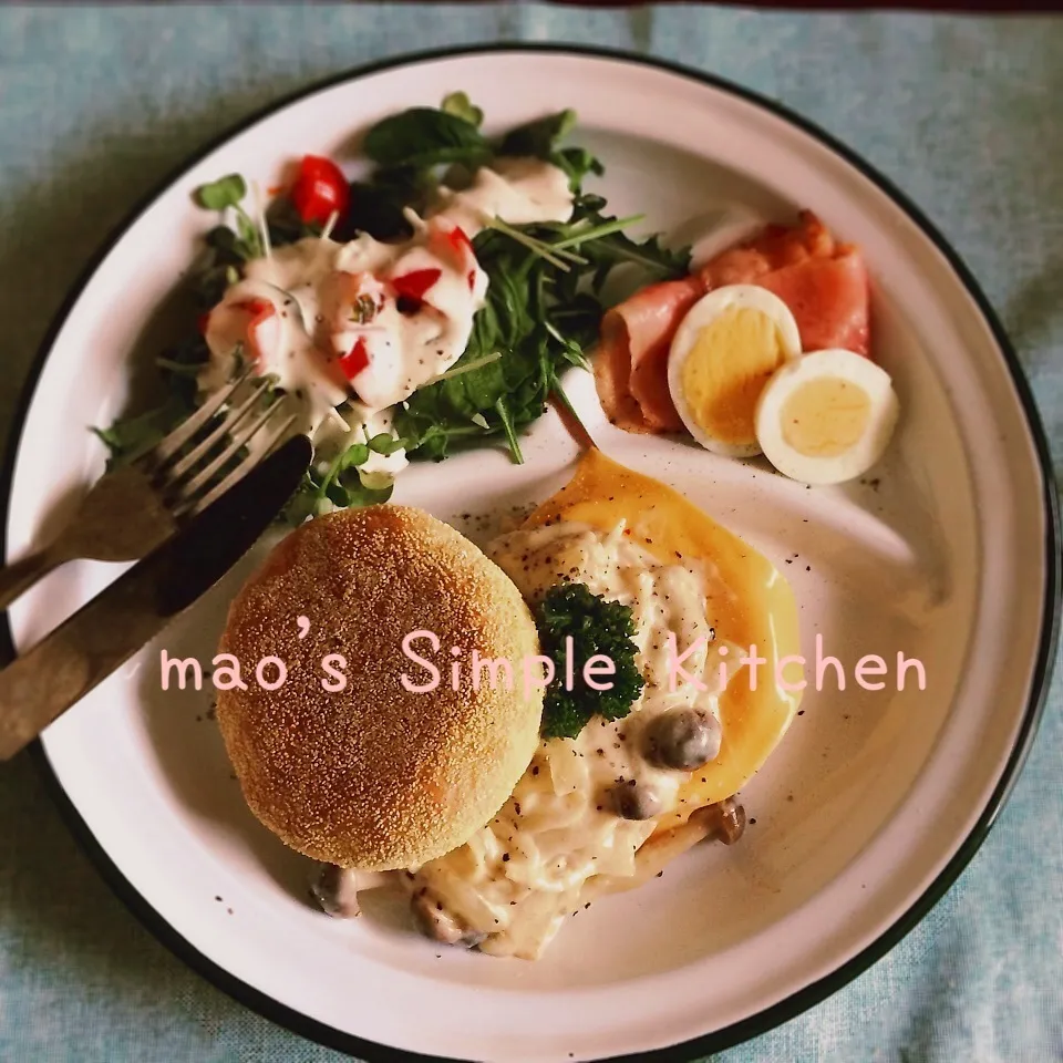 イングリッシュマフィンのきのこクリームソースでオープンサンド|mao's simple kitchenさん