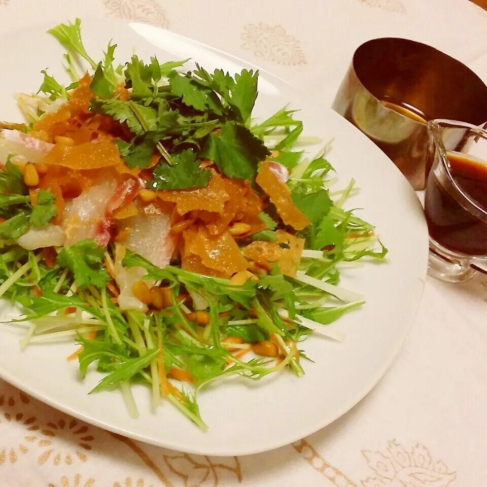 Snapdishの料理写真:熱っ！ゴマ油じゅっ~☆鯛のお刺身中華風♪|chama- naoさん