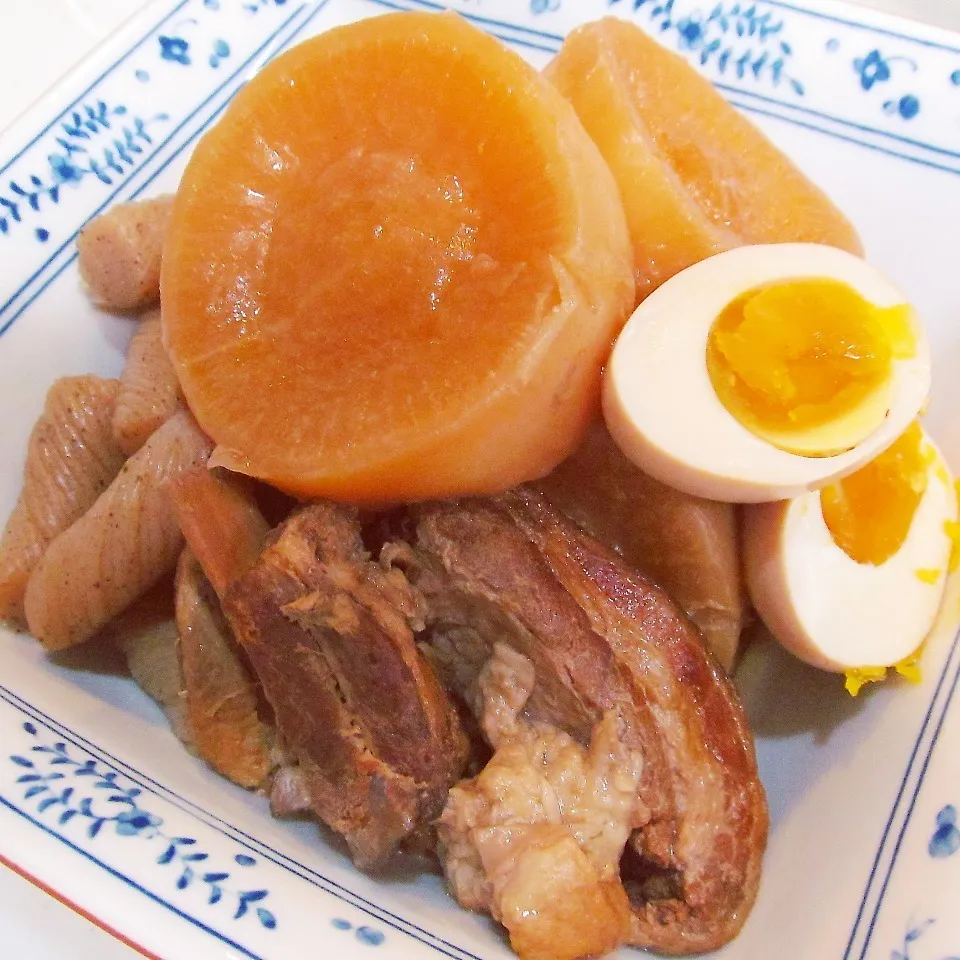 大根とスペアリブの煮込み…半熟煮卵添え♪|cozy-cozy-kojiさん