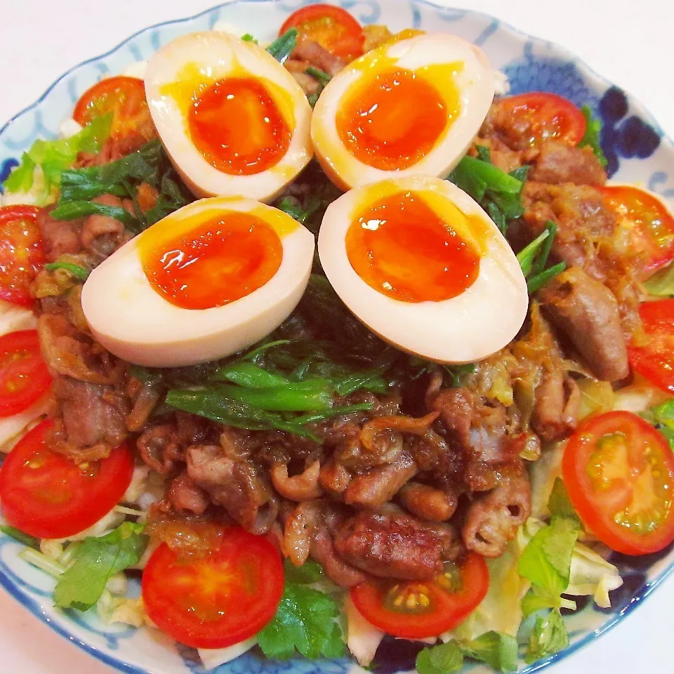 濃厚ホルモン焼き肉＆野菜サラダ…半熟玉子のトッピング♪|cozy-cozy-kojiさん