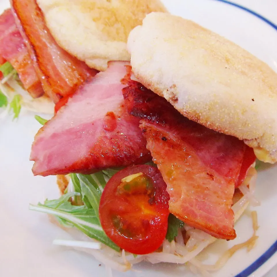 Snapdishの料理写真:厚切りベーコンと水菜～夏でも食べたい…さっぱりマフィンサンド|cozy-cozy-kojiさん