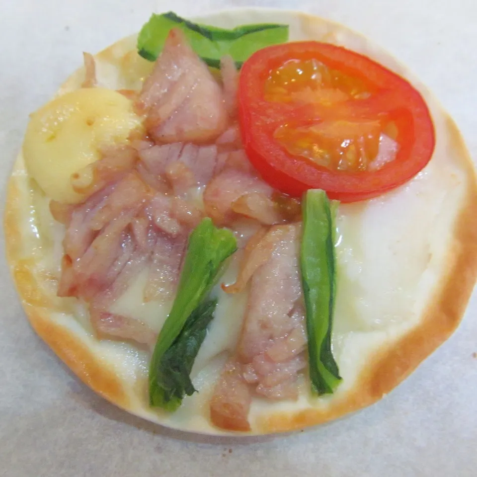 Snapdishの料理写真:餃子の皮の…ちっちゃいピザ風おやつ♪|cozy-cozy-kojiさん