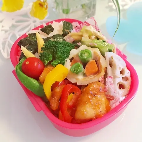 今日は野菜もたっぷりチリチキンお弁当♪|makipさん