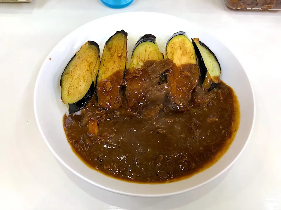 牛すじカレー大盛に揚げナストッピング|しのぶさん