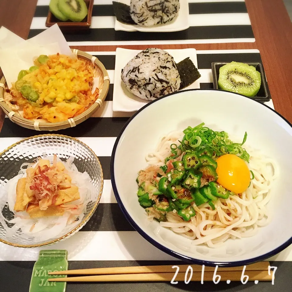 釜玉生醤油うどん、オニオンサラダ、空豆とコーンのかき揚げ|さくらさん