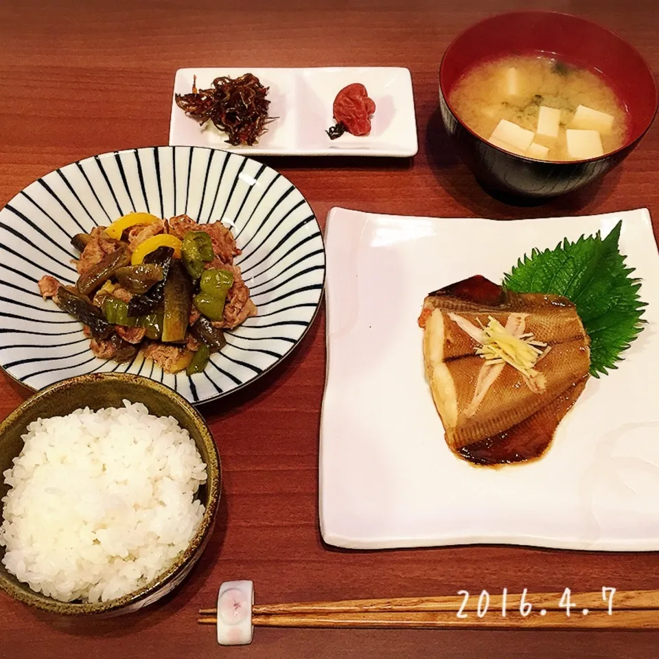 カレイの煮付、ナスとピーマンと牛肉の炒め煮、あおさのお味噌汁|さくらさん