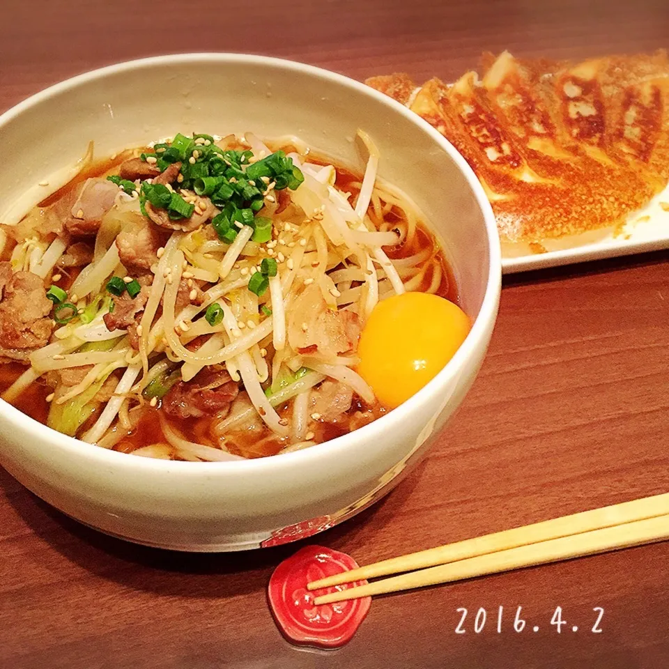 Snapdishの料理写真:野菜たっぷりラーメン、羽付き餃子|さくらさん