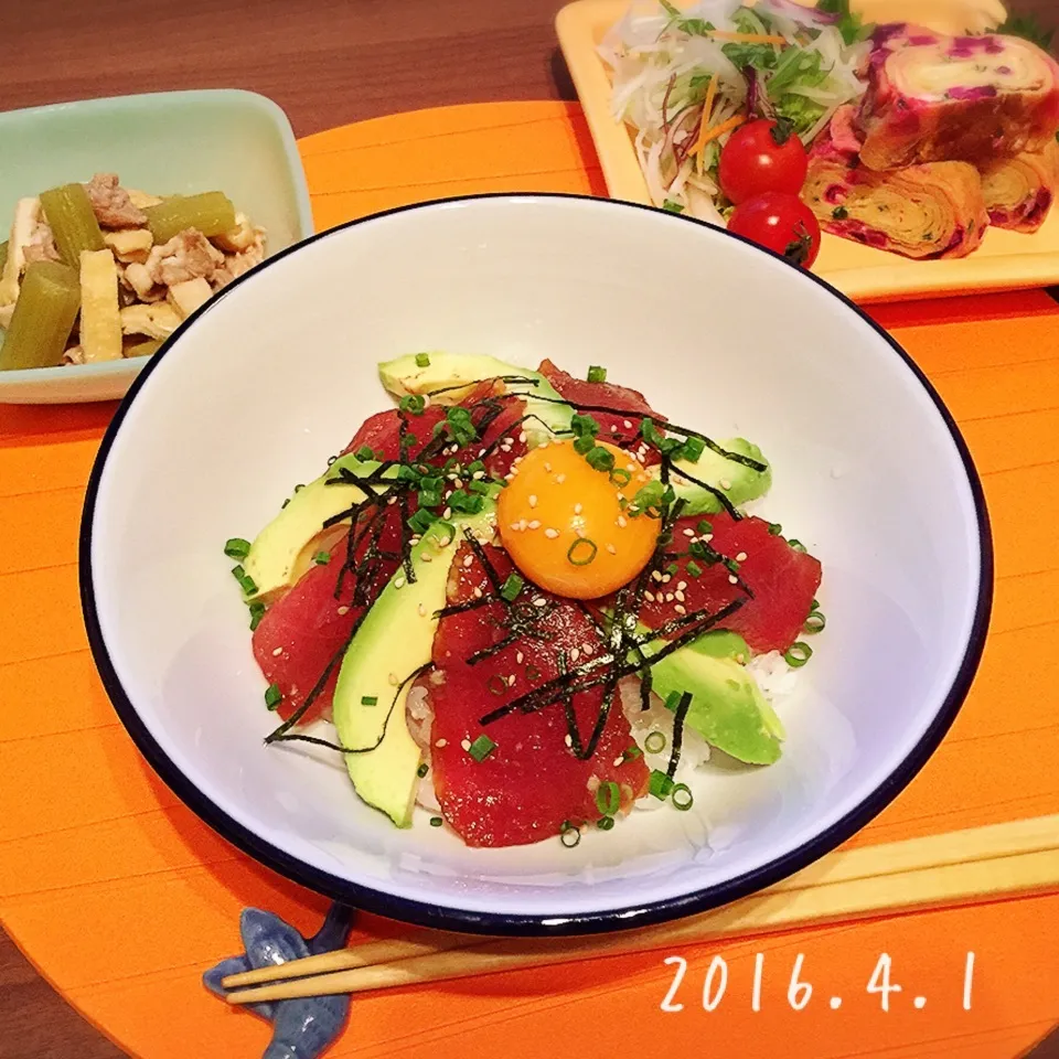 マグロアボカド丼、フキと豚肉の煮物、しば漬け玉子焼き|さくらさん