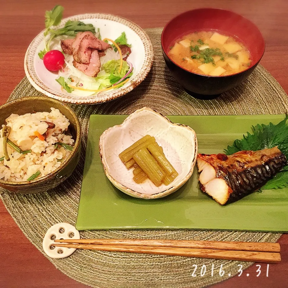 Snapdishの料理写真:山菜ご飯、フキの炊いたん、塩サバ、ローストビーフサラダ|さくらさん