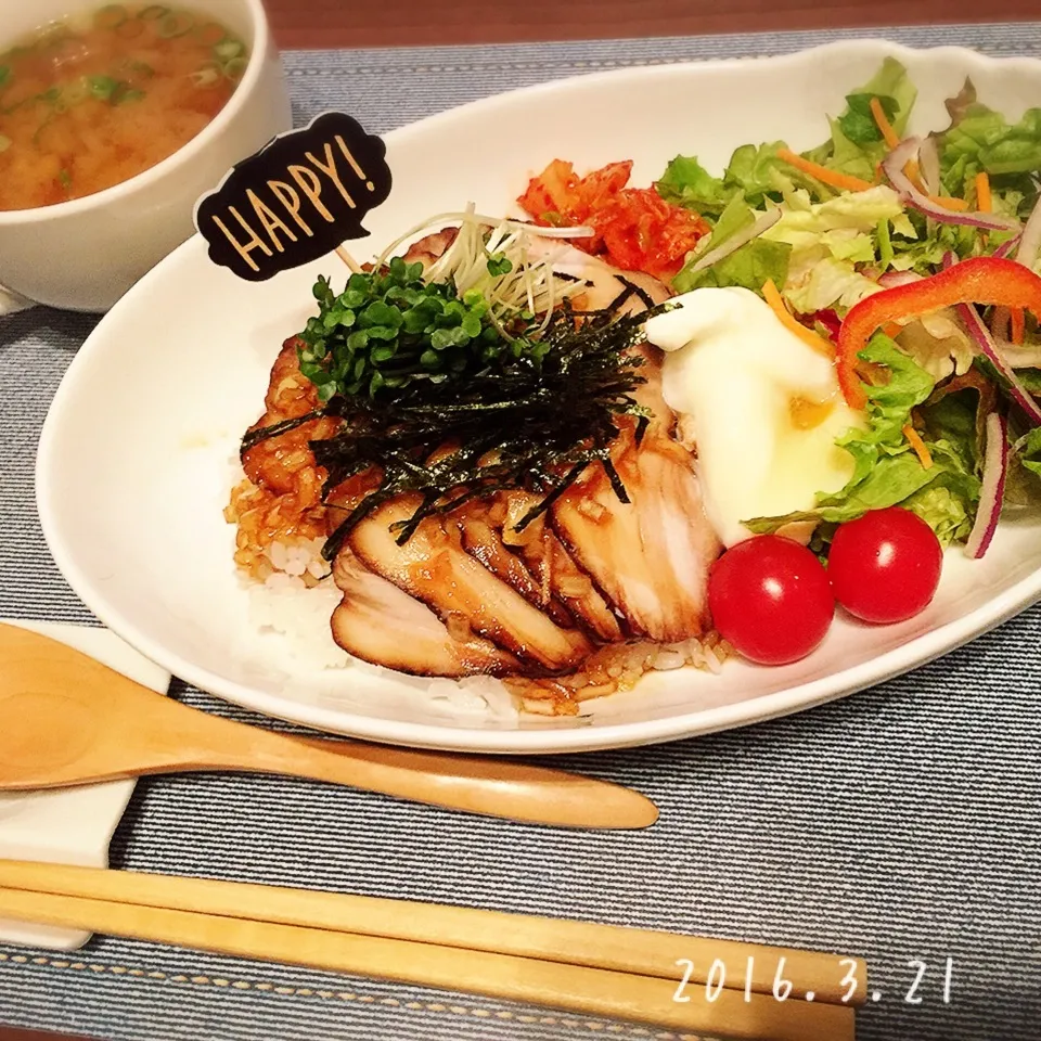 Snapdishの料理写真:特製タレでチャーシュー丼、大根のお味噌汁|さくらさん