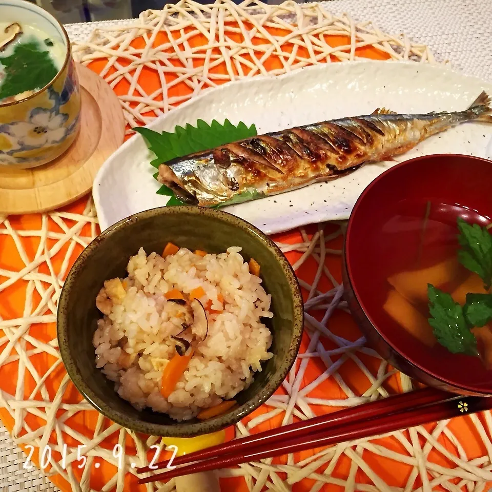 Snapdishの料理写真:松茸ごはん、松茸のお吸い物、松茸入り茶碗蒸し、秋刀魚|さくらさん