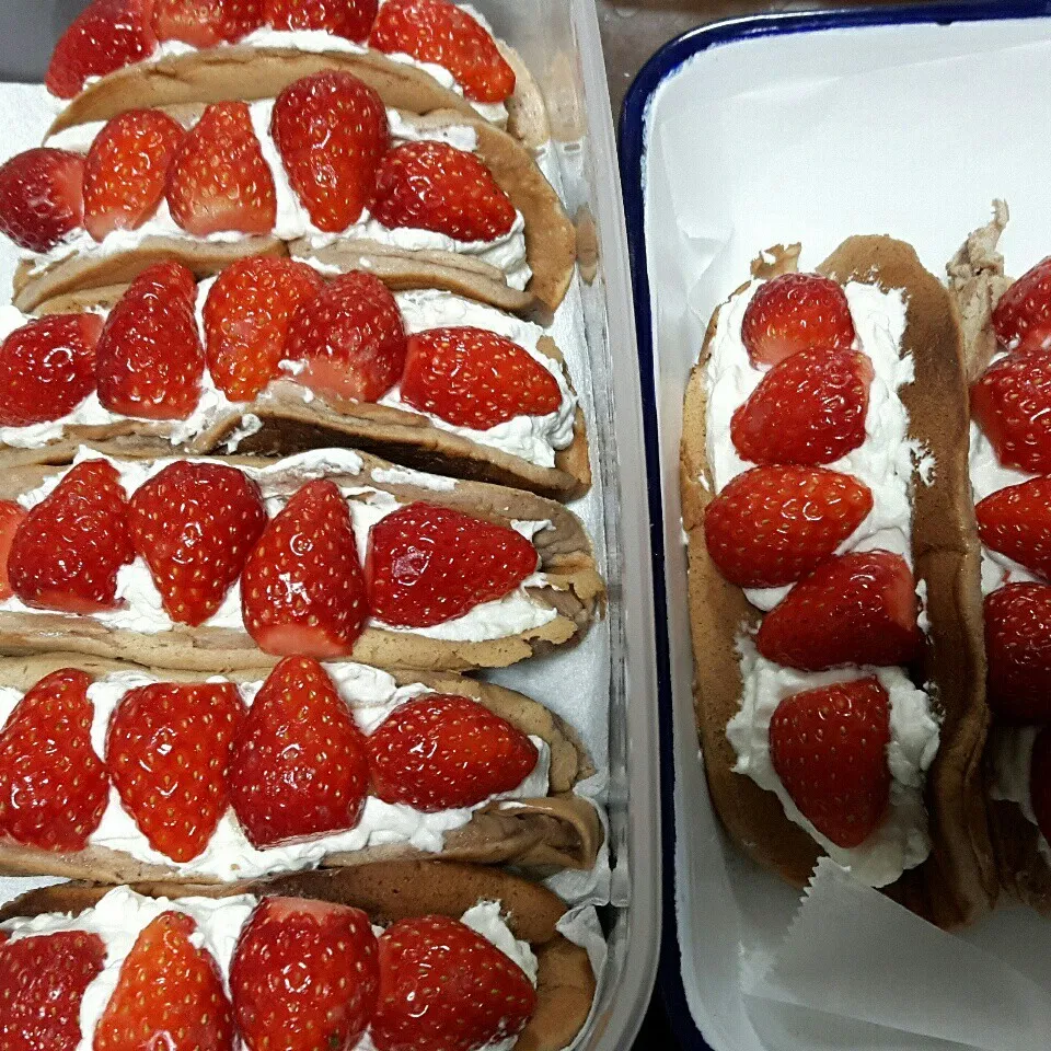 オムレットー！生クリームの中には沢山の🍌ダイズ🍓ものせた|かずよさん