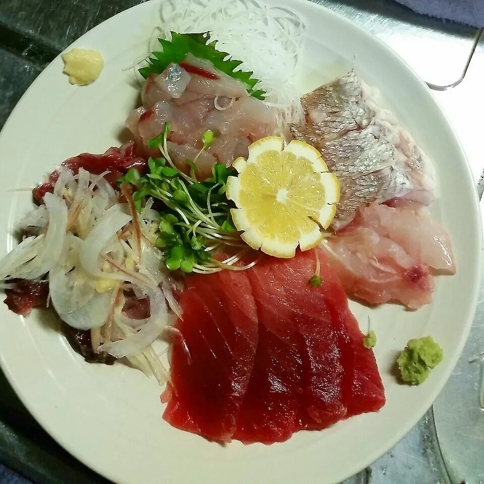 一人分…中落ち、カツオ、飛び魚、鯛炙り、生|かずよさん