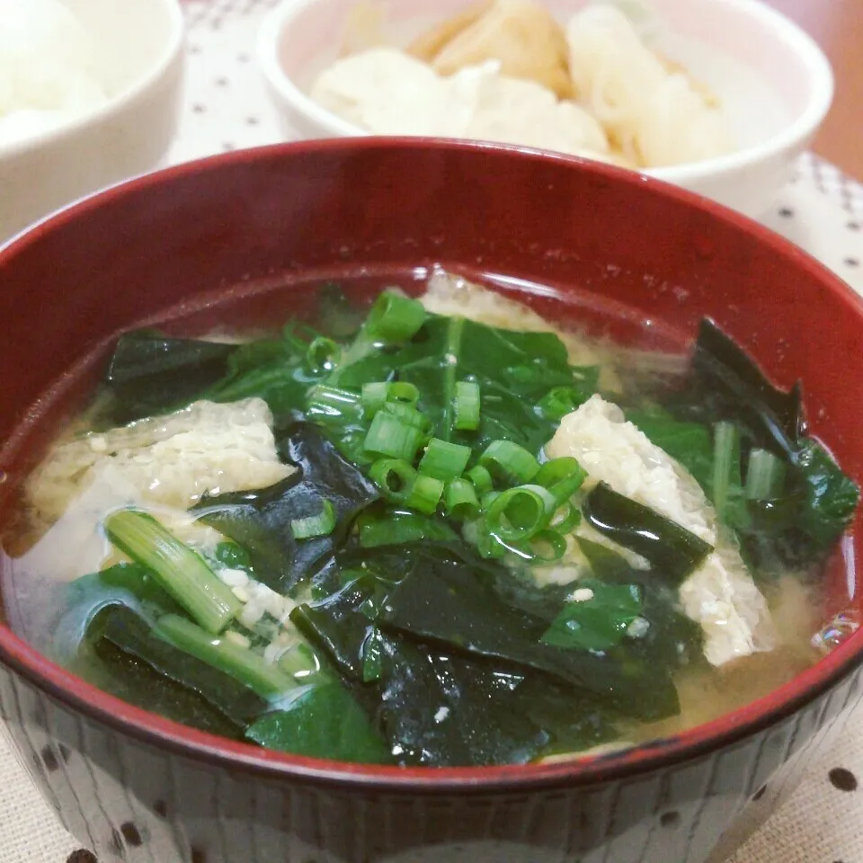 肌寒い朝に❗うまい菜とわかめ、油あげのお味噌汁～🎵|みっぷんさん