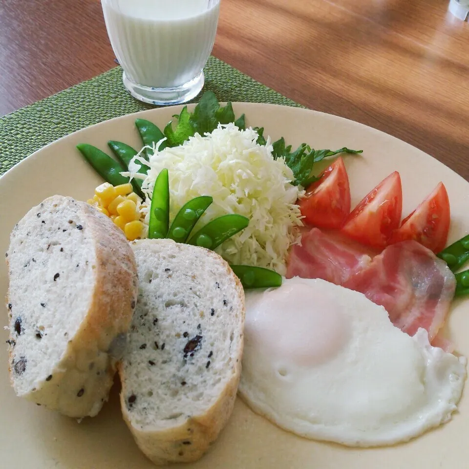 山ぶどう入り五穀パンのワンプレート朝食☀🍴|みっぷんさん