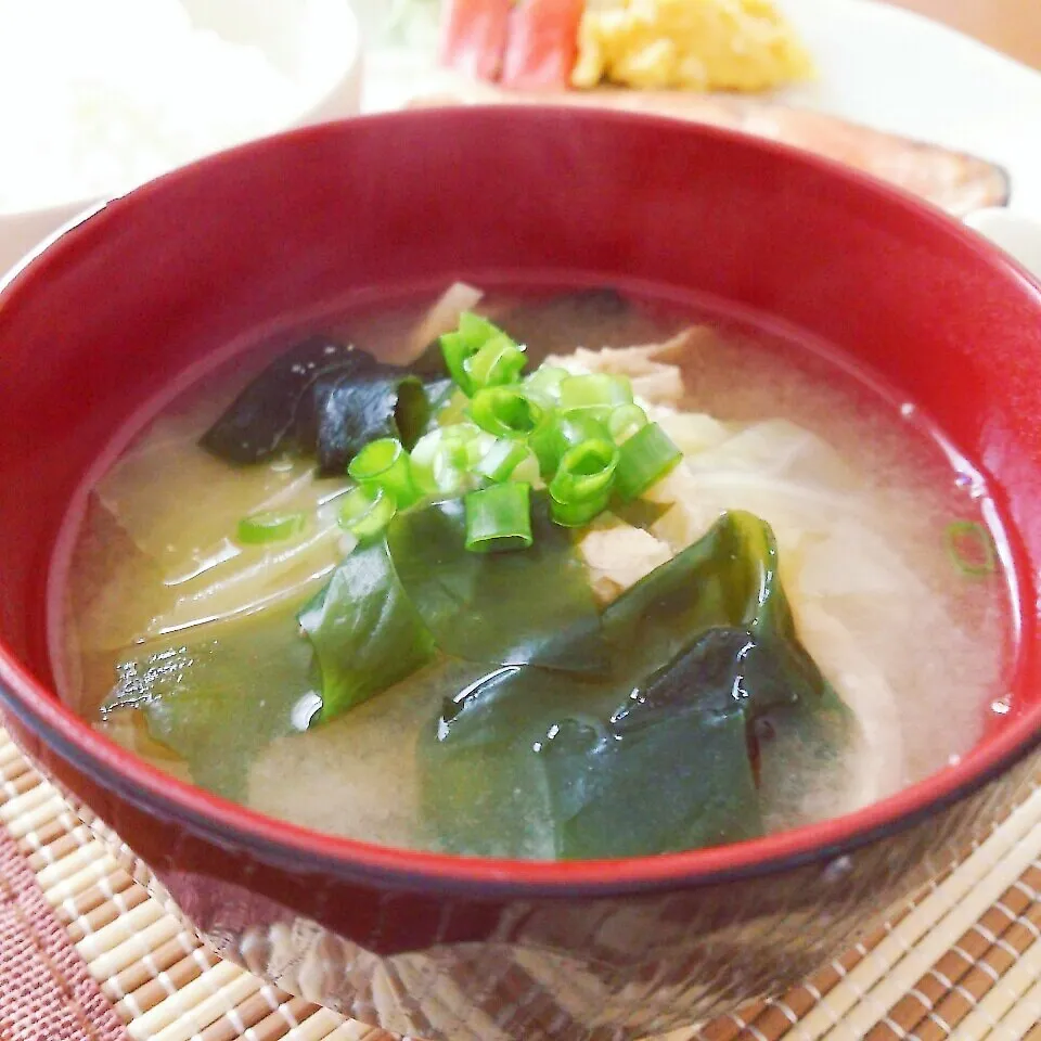 キャベツ、わかめ、油揚げのお味噌汁|みっぷんさん