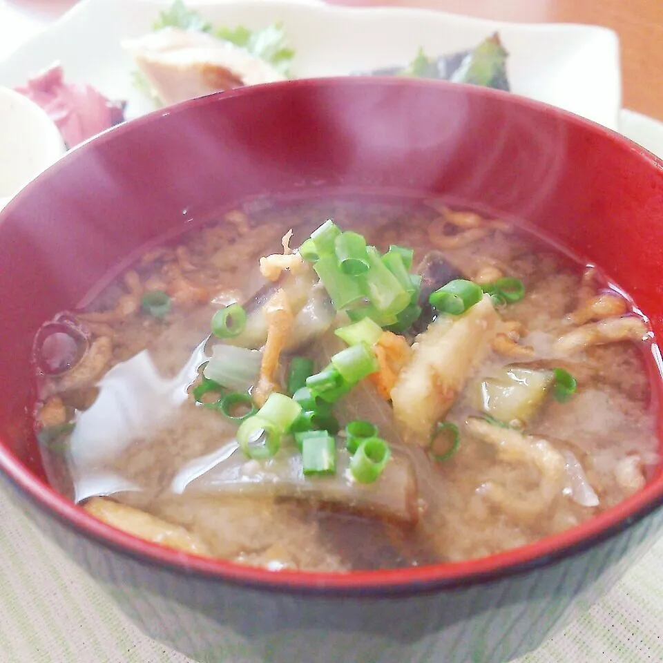 茄子、玉ねぎ、天かすの味噌汁|みっぷんさん