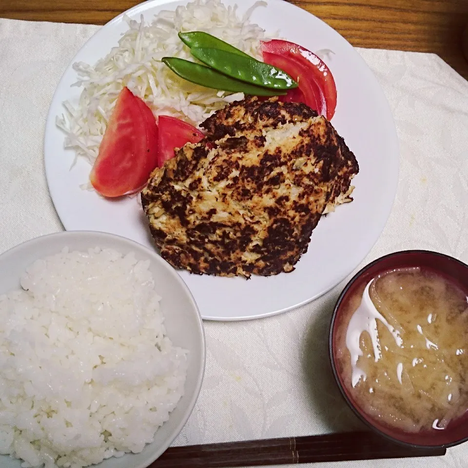 Snapdishの料理写真:キャベツたっぷり鶏ハンバーグ 4/9の夕食|卯月さん