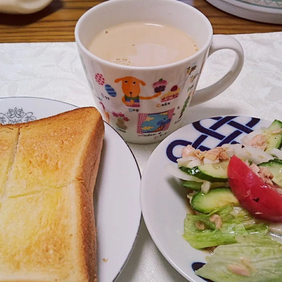 3/29の朝食 トースト、 サラダ、カフェオレ|卯月さん