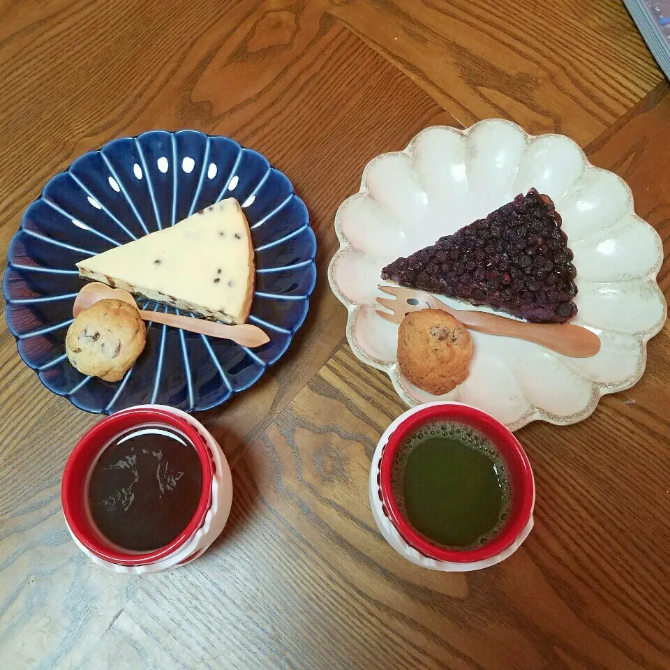 Snapdishの料理写真:チーズケーキとブルーベリータルト|happy♥️happyさん