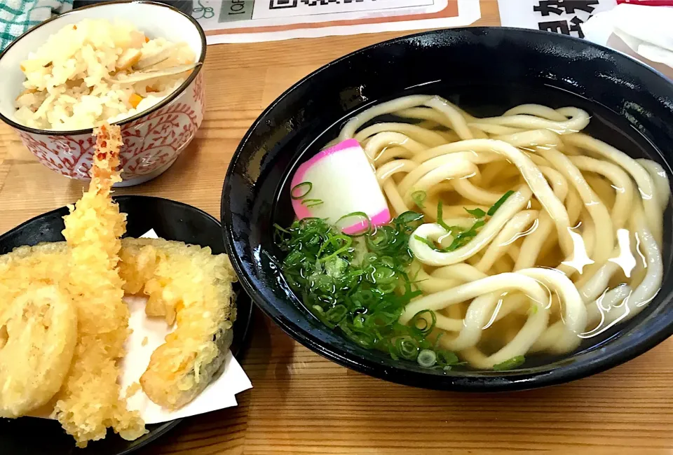 人気店の うどんセット
#がいな製麺所加西店
#かさい定食かけうどんバージョン
#行列でした|mottomoさん