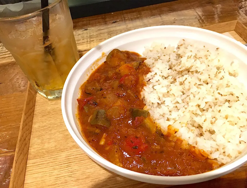 ラタトゥイユカレー🍛&花いろ烏龍茶🥤|くっきいさん