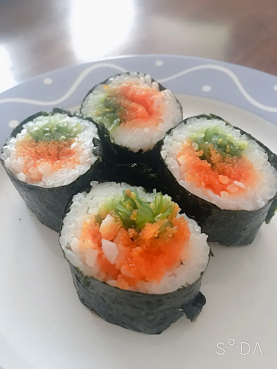 Wakame seaweed with capelin roe sushi roll|MommyKik & PunPunさん