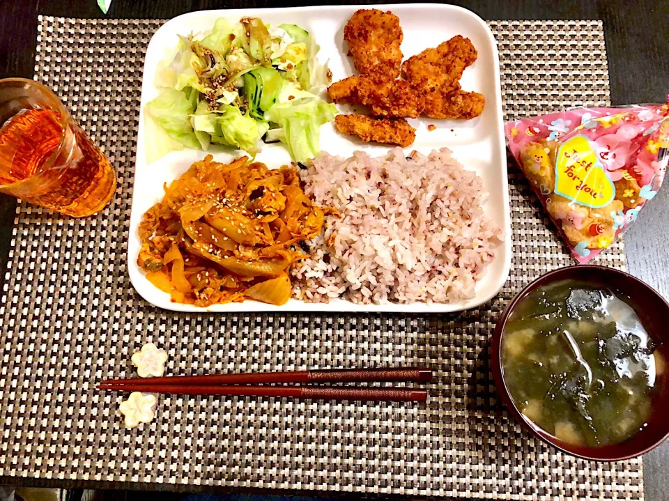 Snapdishの料理写真:シンプルな夕食 #豚キムチ #チキン#味噌汁|Hi-Niさん