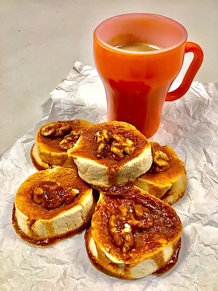 Crispy baked marshmallows topped with walnut and caramel|gonbenさん