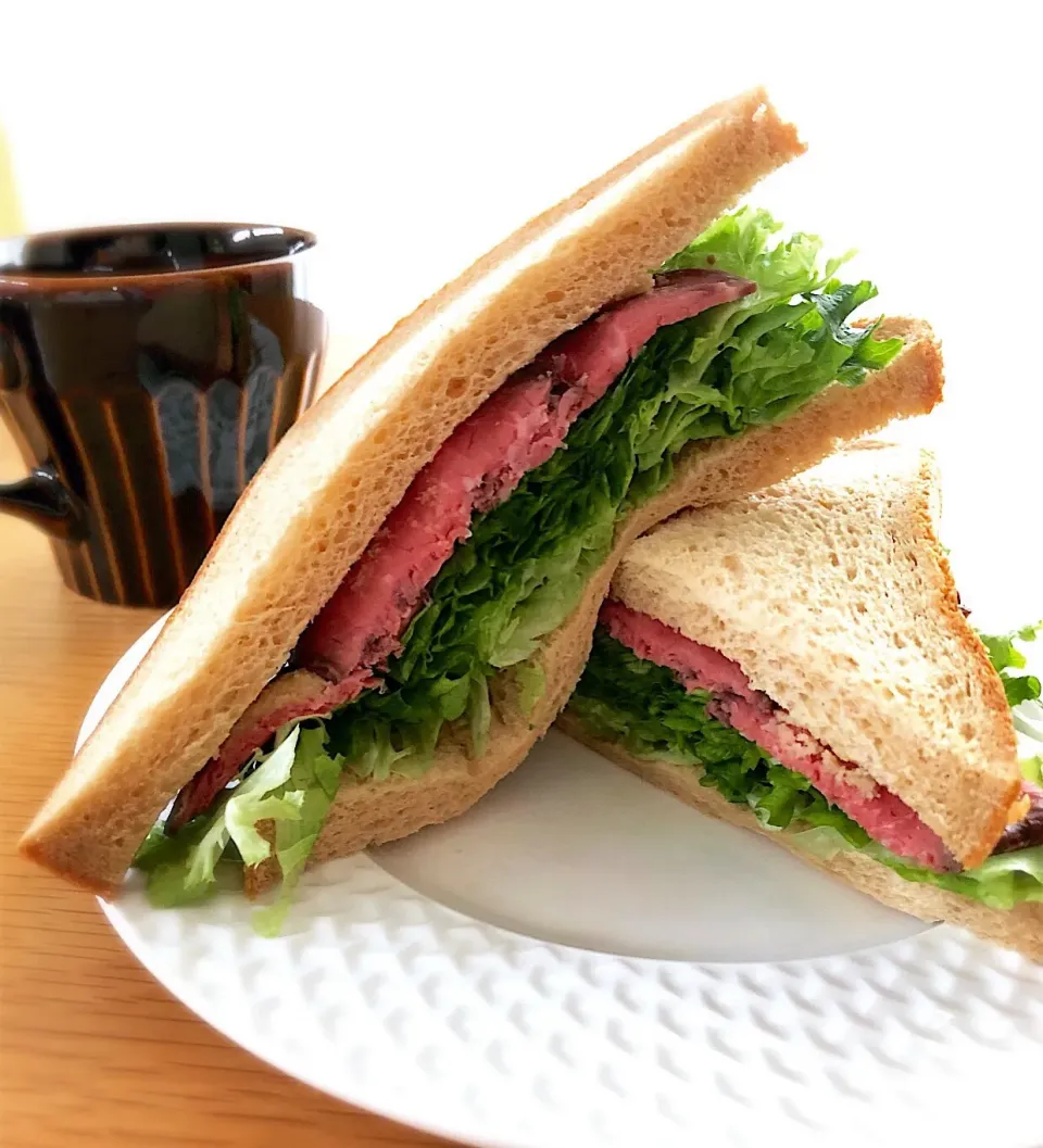 朝ごはんを食べよう🥞ブラン入り食パンでローストビーフサンド🥪|あしゃぱんさん