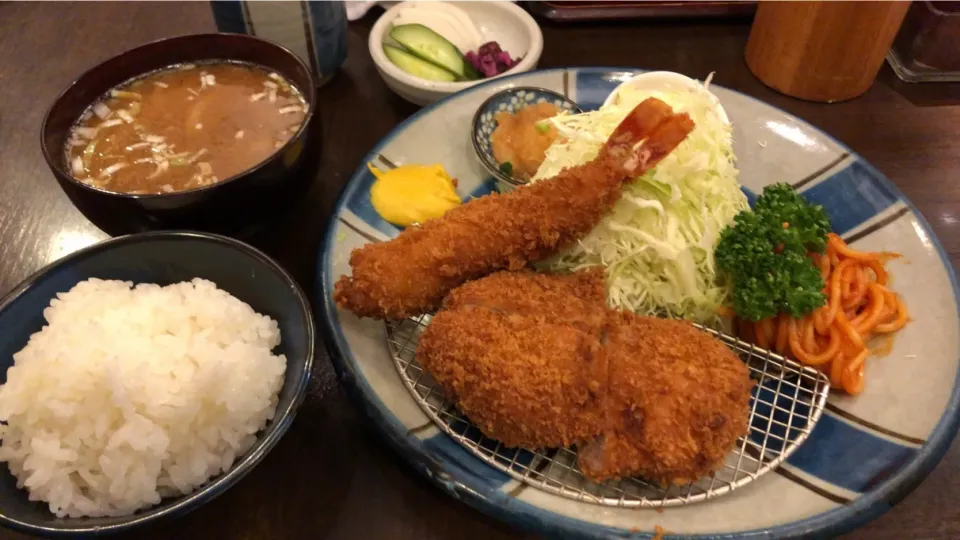 Snapdishの料理写真:海老フライ&ヒレ 合盛り定食|おっちさん