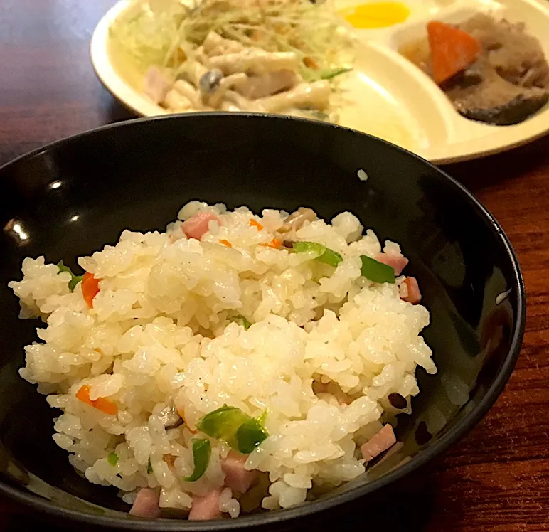 Snapdishの料理写真:本日の賄い  昼ごはん☀️☀️🔆
ピラフ  肉じゃが  マカロニサラダ 昆布の佃煮
たくあん|ぽんたさん