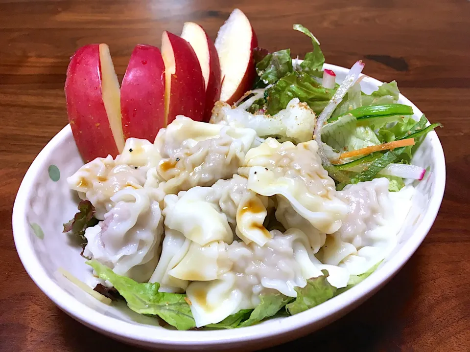 茹ワンタンとリンゴのサラダ🍖🍎🥗|ぱぴこ家さん