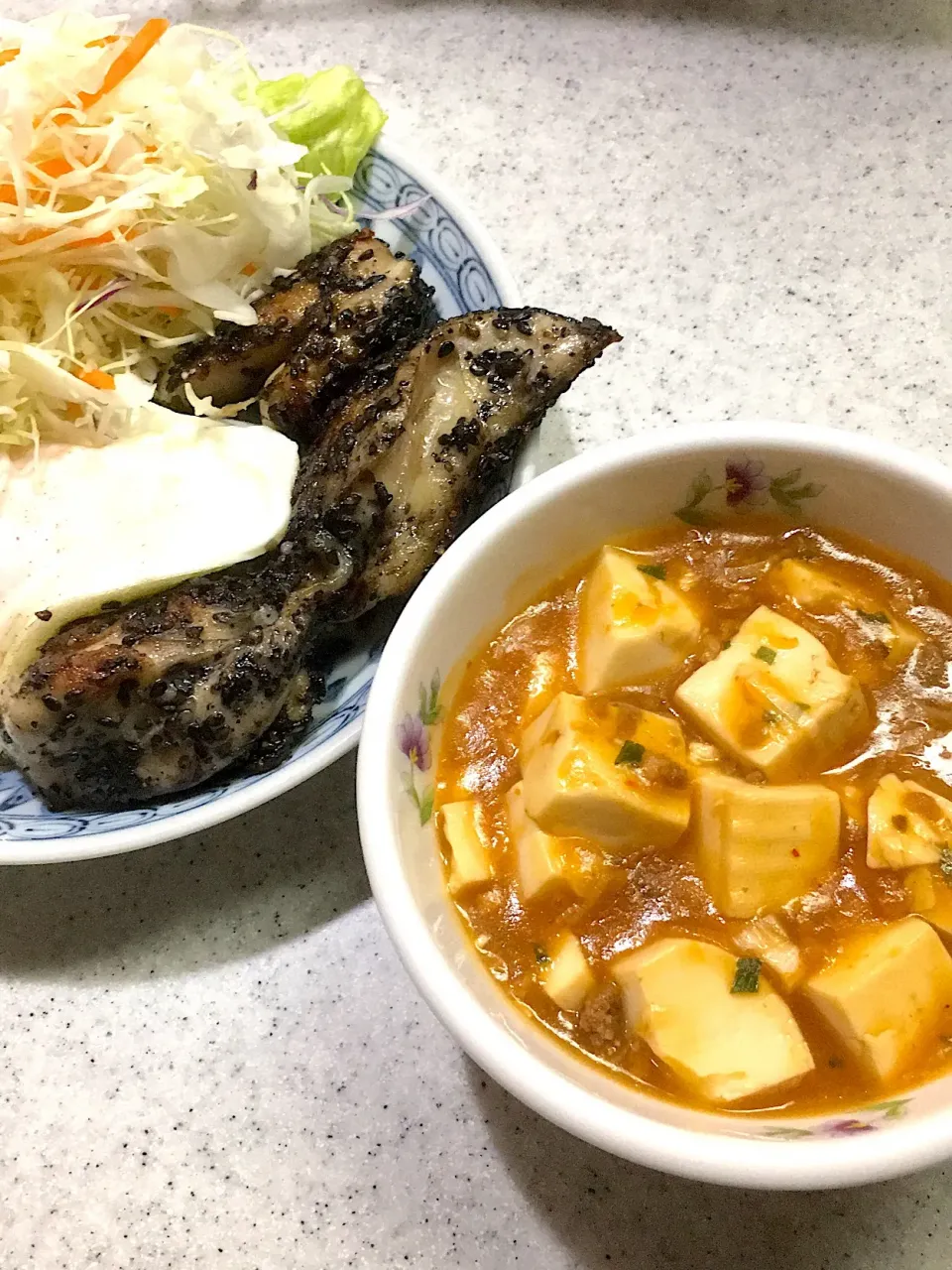 ブラックチキンソテー と 麻婆豆腐|よっぴぃさん