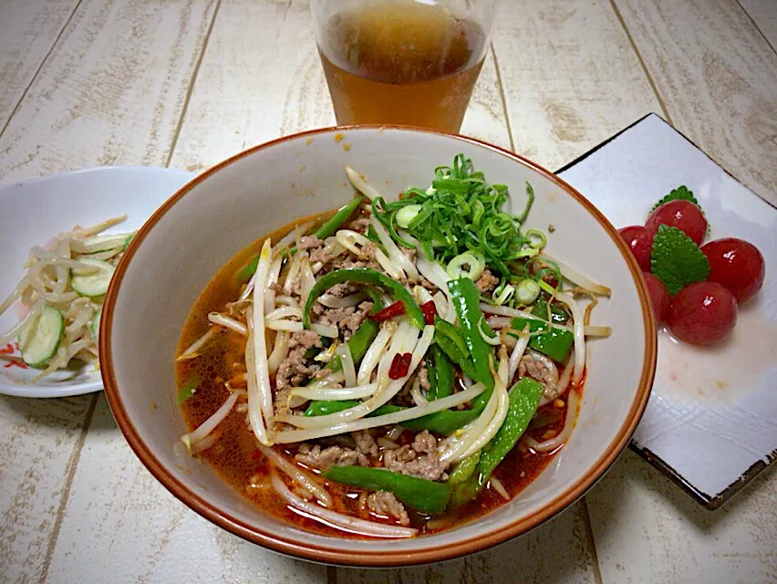 今日の男飯(๑˃̵ᴗ˂̵)意外と激辛台湾ラーメン&トマトの甘酢甘酒漬け&もやしサラダ🥗🎶|ひーちゃんさん