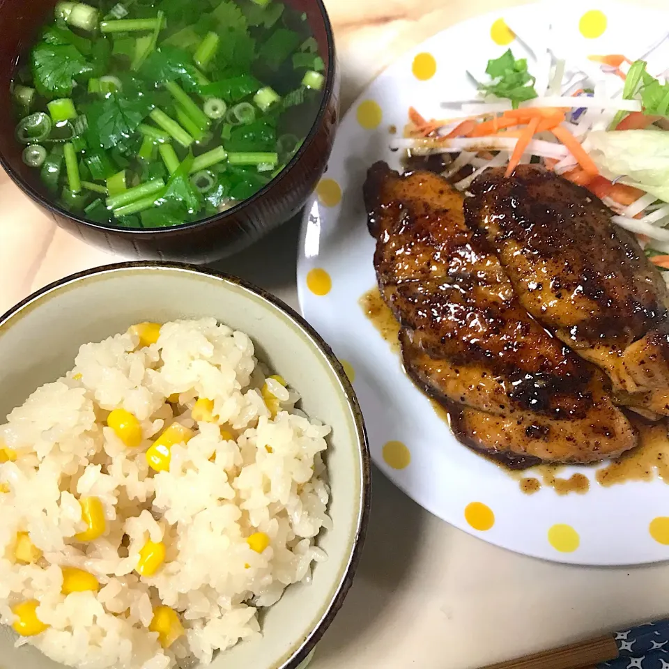 Tとうきびご飯とシャケ蒲焼きとパクチー味噌汁|こじゅわいさん