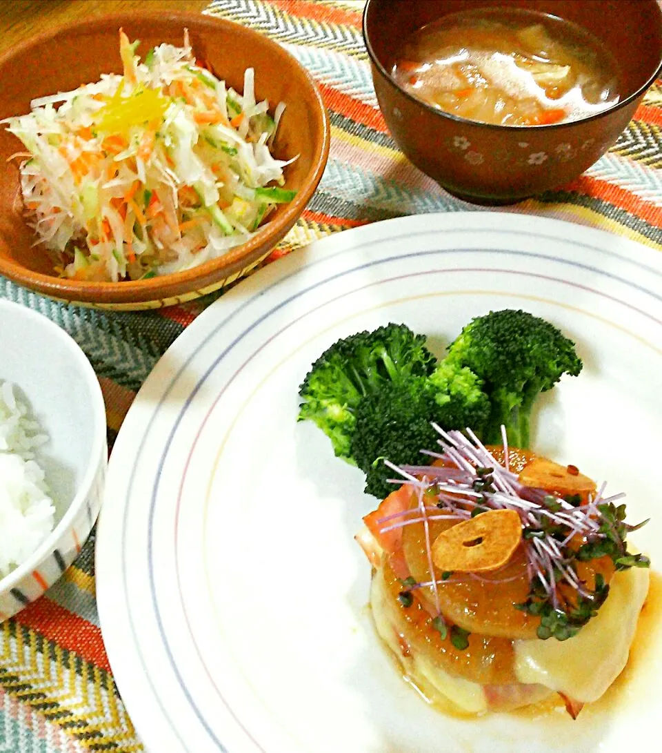 Snapdishの料理写真:家庭菜園の大根で夕飯🌃🍴(大根ステーキと大根サラダ)|makikoさん