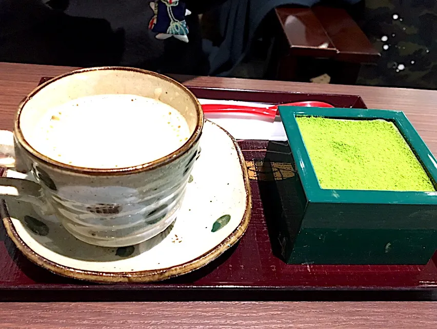 Snapdishの料理写真:抹茶ティラミスのセット                                            #宇治園阪急三番街店|mottomoさん