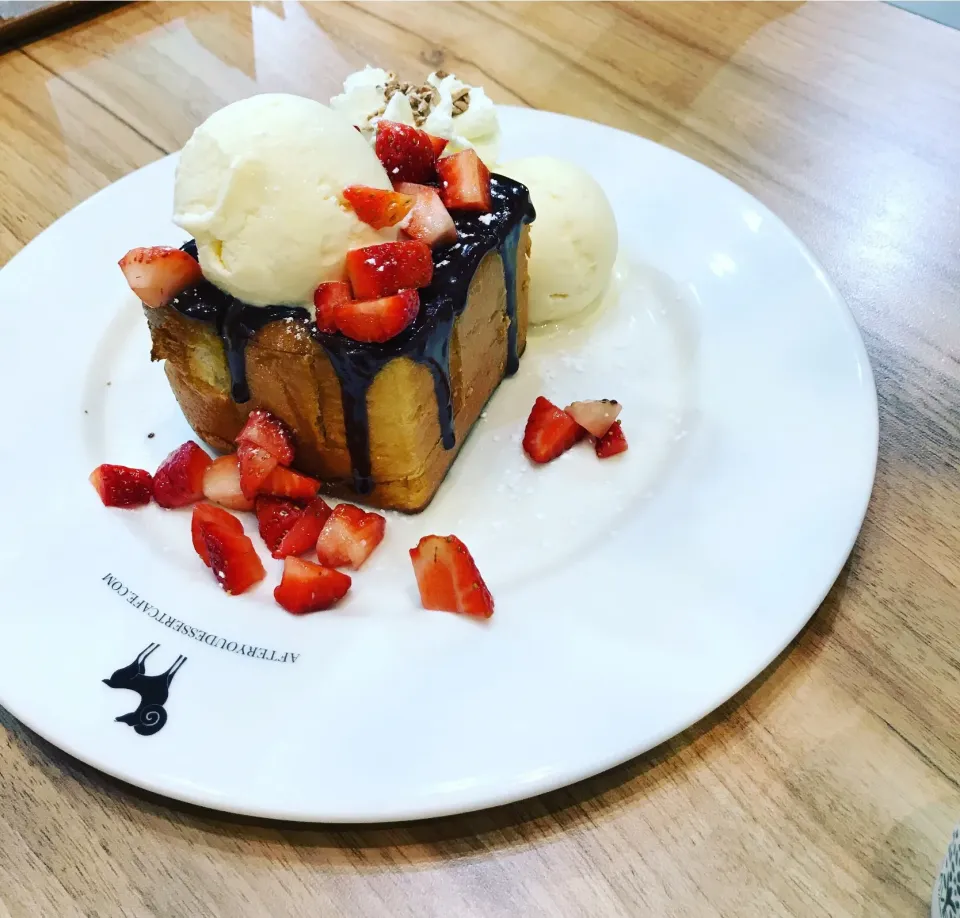 Mini honey toast 

@afteryoudessertcafe|Li Yokeさん