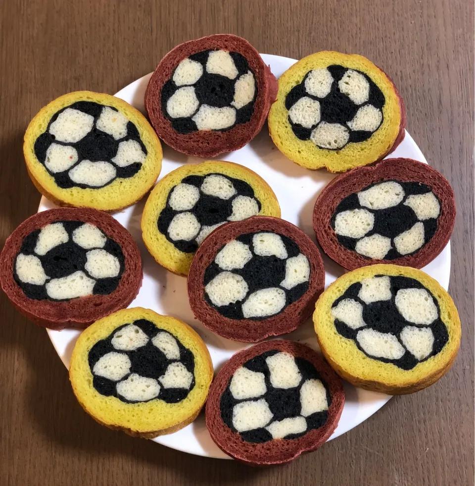 サッカーボールのパン⚽️

 #手作り  #食パン  #手作りパン  #おうちパン  #金太郎パン  #金太郎飴パン  #イラストパン #サッカー #サッカー少年  #サッカーパン  #サッカーボール  #サッカーボールパン⚽️|izuyoさん