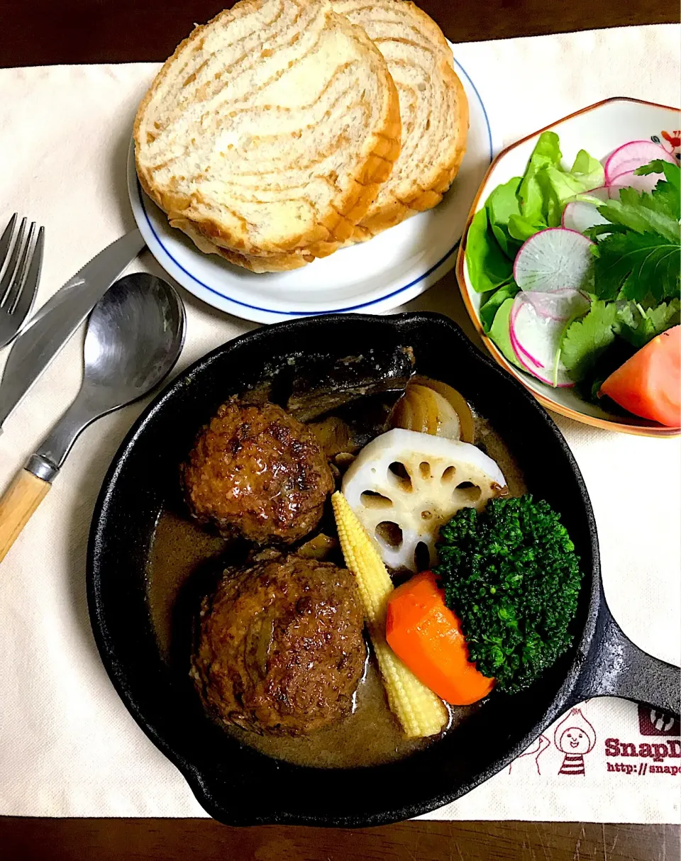 Snapdishの料理写真:スキレットでまん丸熱々煮込みハンバーグ🥘温野菜添え🍲|とんちんさん